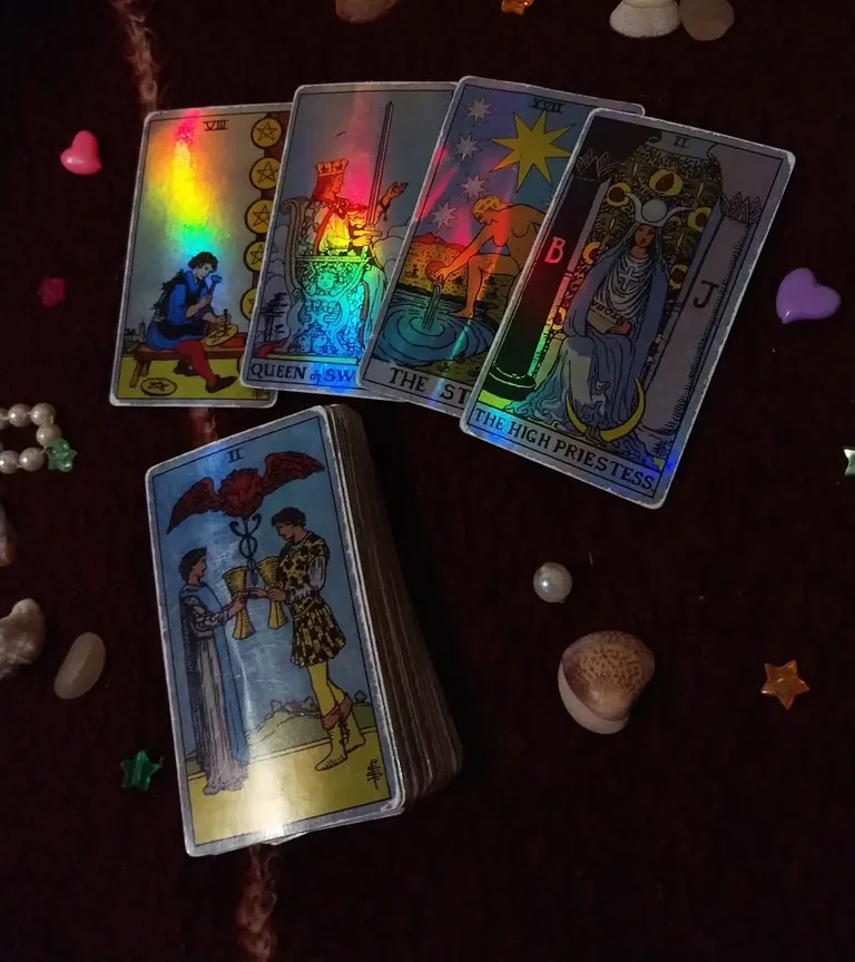 Cartas de tarot sobre uma mesa decorada